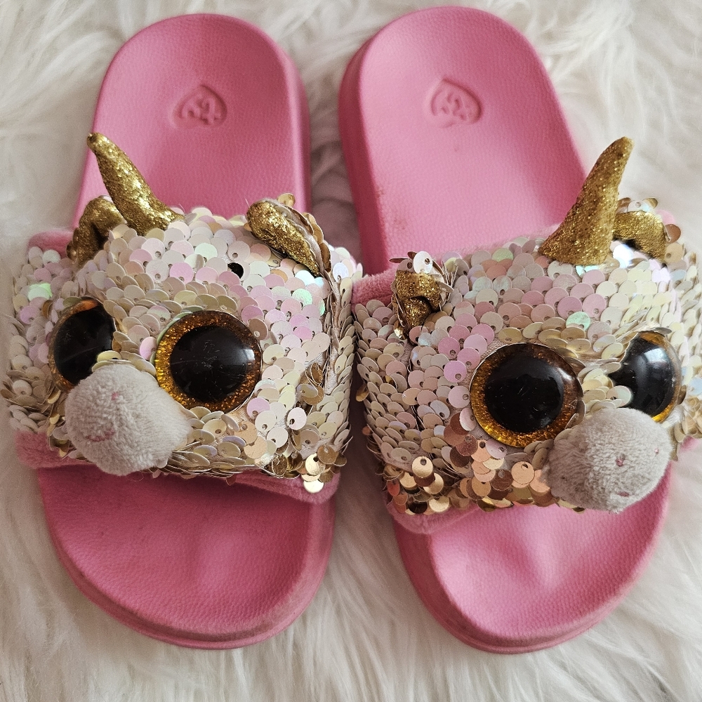 Bundle of slippers / sandals for kids! - Picture 2 of 9